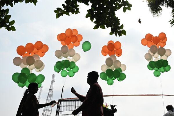 Globos con los colores de la bandera nacional durante las celebraciones del Día de la Independencia de la India en Chennai. Globos con los colores de la bandera nacional durante las celebraciones del Día de la Independencia de la India en Chennai. - Sputnik Mundo
