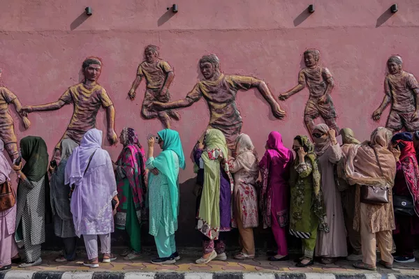 Hoy la India es una de las cinco mayores economías del mundo. En la foto: residentes de Srinagar hacen cola para llegar al lugar de celebración del Día de la Independencia de la India. - Sputnik Mundo