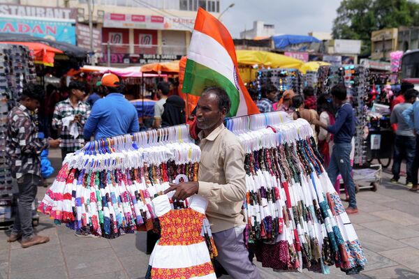 La India fue colonia británica hasta el 15 de agosto de 1947. En junio de 1947, el Parlamento británico decidió conceder la independencia a la India británica y formar dos Estados, la India y Pakistán, en su territorio. Exactamente, a medianoche del 15 de agosto de 1947, el primer ministro de la India independiente, Jawaharlal Nehru, izó la bandera nacional tricolor sobre el Fuerte Rojo de Nueva Deli, simbolizando la partida de los colonizadores británicos. En la imagen: Celebraciones del Día de la Independencia india en Hyderabad. La India fue colonia británica hasta el 15 de agosto de 1947. En junio de 1947, el Parlamento británico decidió conceder la independencia a la India británica y formar dos Estados, la India y Pakistán, en su territorio. Exactamente, a medianoche del 15 de agosto de 1947, el primer ministro de la India independiente, Jawaharlal Nehru, izó la bandera nacional tricolor sobre el Fuerte Rojo de Nueva Deli, simbolizando la partida de los colonizadores británicos. En la imagen: Celebraciones del Día de la Independencia india en Hyderabad. - Sputnik Mundo