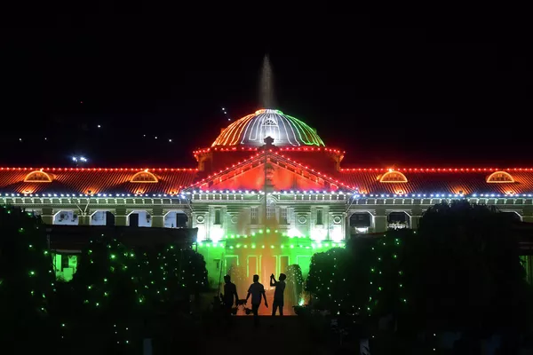 El país también cuenta con uno de los Ejércitos más capaces de la región y con armas nucleares. Foto: iluminación con los colores de la bandera nacional en el edificio de oficinas de Allahabad. - Sputnik Mundo