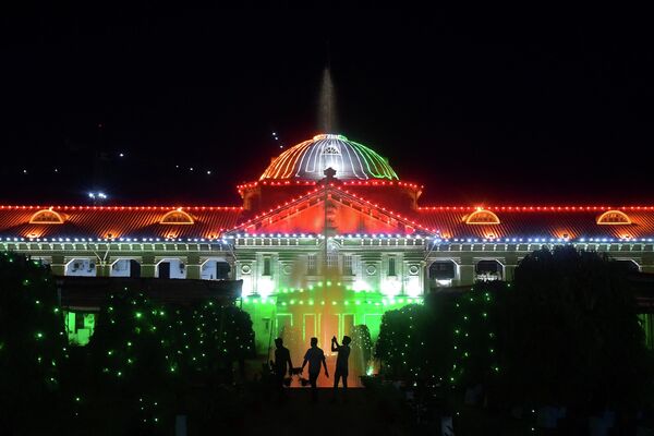 El país también cuenta con uno de los Ejércitos más capaces de la región y con armas nucleares. Foto: iluminación con los colores de la bandera nacional en el edificio de oficinas de Allahabad. El país también cuenta con uno de los Ejércitos más capaces de la región y con armas nucleares. Foto: iluminación con los colores de la bandera nacional en el edificio de oficinas de Allahabad. - Sputnik Mundo