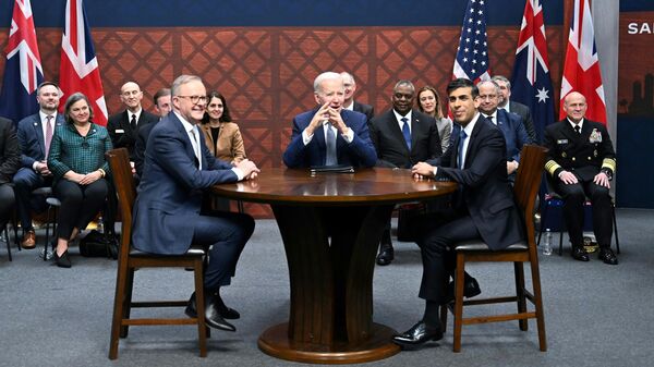 El presidente de EEUU, Joe Biden, participa en una reunión trilateral con el primer ministro británico, Rishi Sunak, y el primer ministro australiano, Anthony Albanese, durante la cumbre AUKUS del 13 de marzo de 2023, en la base naval de Point Loma, en California.  - Sputnik Mundo