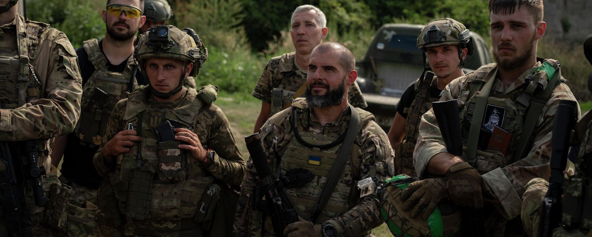 Voluntarios ucranianos escuchan a su comandante tras un entrenamiento en las afueras de Kiev, Ucrania, el 10 de agosto de 2023 - Sputnik Mundo, 1920, 02.09.2024