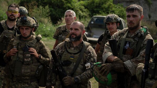 Voluntarios ucranianos escuchan a su comandante tras un entrenamiento en las afueras de Kiev, Ucrania, el 10 de agosto de 2023 - Sputnik Mundo