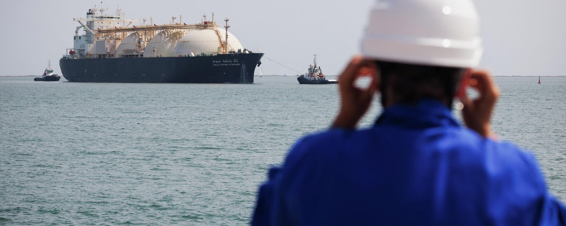 Un trabajador de pie en el muelle de carga de la terminal de GNL de Cavaou, en Fos-sur-Mer, el 22 de junio de 2023 - Sputnik Mundo, 1920, 17.08.2023