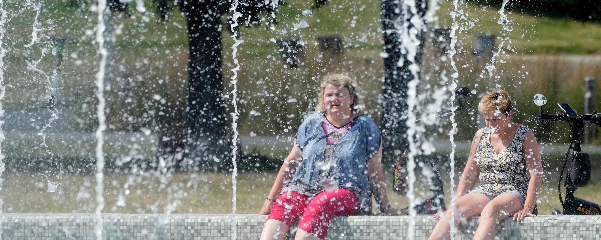 La gente se refresca descansando junto a fuentes cuando hace calor en Varsovia, Polonia - Sputnik Mundo, 1920, 06.09.2023