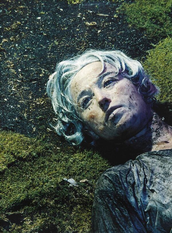 Este retrato sin título de 1985 de la artista estadounidense Cindy Sherman fue vendido por 2.770.500 dólares en 2010. La mujer manchada de suciedad con el pelo azul grisáceo no está realmente muerta: es un autorretrato de Cindy Sherman, que se considera la mujer más influyente de la fotografía contemporánea y cuya obra está ampliamente expuesta en galerías y museos de todo el mundo. - Sputnik Mundo