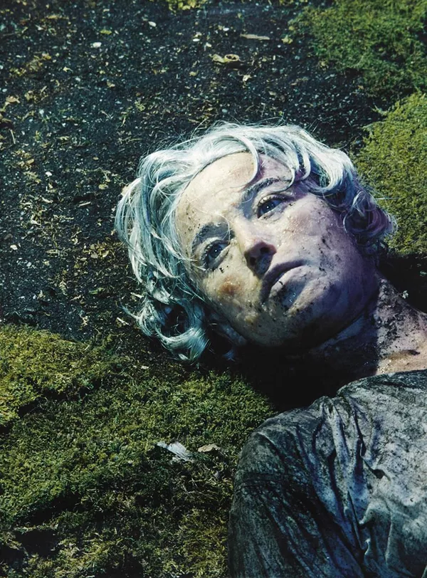 Este retrato sin título de 1985 de la artista estadounidense Cindy Sherman fue vendido por 2.770.500 dólares en 2010. La mujer manchada de suciedad con el pelo azul grisáceo no está realmente muerta: es un autorretrato de Cindy Sherman, que se considera la mujer más influyente de la fotografía contemporánea y cuya obra está ampliamente expuesta en galerías y museos de todo el mundo. Este retrato sin título de 1985 de la artista estadounidense Cindy Sherman fue vendido por 2.770.500 dólares en 2010. La mujer manchada de suciedad con el pelo azul grisáceo no está realmente muerta: es un autorretrato de Cindy Sherman, que se considera la mujer más influyente de la fotografía contemporánea y cuya obra está ampliamente expuesta en galerías y museos de todo el mundo. - Sputnik Mundo