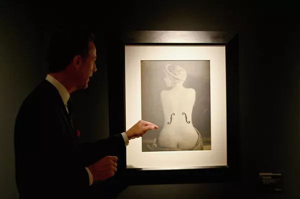 El Violín de Ingres (Le Violon d'Ingres) es una fotografía en blanco y negro del artista y fotógrafo estadounidense y francés Man Ray (Emmanuel Radnitsky), creada en París en 1924 y publicada en la revista Littérature en junio de ese año. En 2022, la casa de subastas Christie's vendió la impresión del primer negativo del autor por 12,4 millones de dólares, lo que convirtió al Violín de Ingres en la fotografía más cara de la historia. El Violín de Ingres (Le Violon d'Ingres) es una fotografía en blanco y negro del artista y fotógrafo estadounidense y francés Man Ray (Emmanuel Radnitsky), creada en París en 1924 y publicada en la revista Littérature en junio de ese año. En 2022, la casa de subastas Christie's vendió la impresión del primer negativo del autor por 12,4 millones de dólares, lo que convirtió al Violín de Ingres en la fotografía más cara de la historia. - Sputnik Mundo