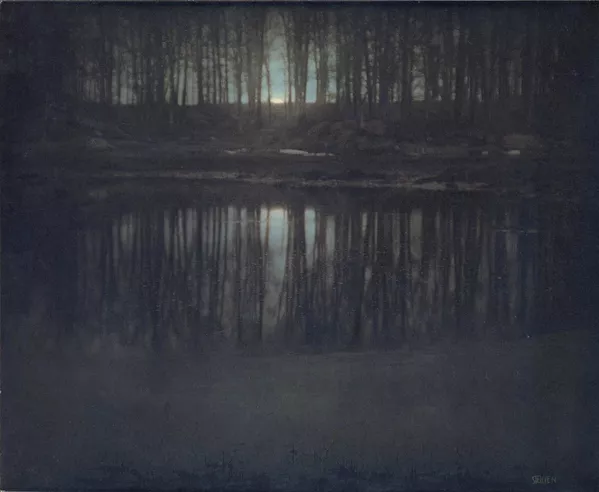 El lago a la luz de la luna (The Pond—Moonlight) es una imagen tomada en 1904 por el autor estadounidense Edward Steichen con la revolucionaria técnica del autocromo. Edward Steichen, uno de los artistas más influyentes de la historia de la fotografía, comenzó como pintor impresionista y captó el entorno natural del estado de Nueva York en esta imagen. En 2006, la fotografía se vendió en una subasta de Sotheby's en Nueva York por 2,928 millones de dólares. El lago a la luz de la luna (The Pond—Moonlight) es una imagen tomada en 1904 por el autor estadounidense Edward Steichen con la revolucionaria técnica del autocromo. Edward Steichen, uno de los artistas más influyentes de la historia de la fotografía, comenzó como pintor impresionista y captó el entorno natural del estado de Nueva York en esta imagen. En 2006, la fotografía se vendió en una subasta de Sotheby's en Nueva York por 2,928 millones de dólares. - Sputnik Mundo