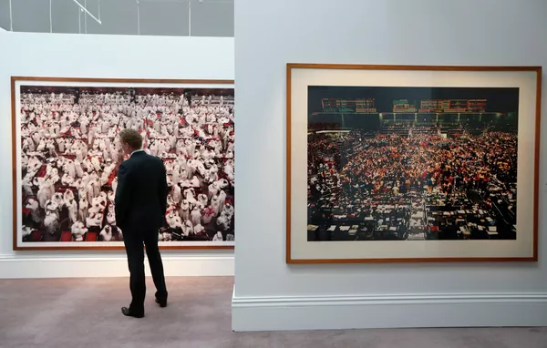 La Bolsa de Kuwait II (Kuwait Stock Exchange II) de 2007 (izquierda) y la Bolsa de Valores de Chicago (Chicago Board of Trade) de 1997 presentadas por Andreas Gursky en la serie Bolsa. Se vendieron por 1.014.354 y 2.355.597 dólares, respectivamente. La Bolsa de Kuwait II (Kuwait Stock Exchange II) de 2007 (izquierda) y la Bolsa de Valores de Chicago (Chicago Board of Trade) de 1997 presentadas por Andreas Gursky en la serie Bolsa. Se vendieron por 1.014.354 y 2.355.597 dólares, respectivamente. - Sputnik Mundo