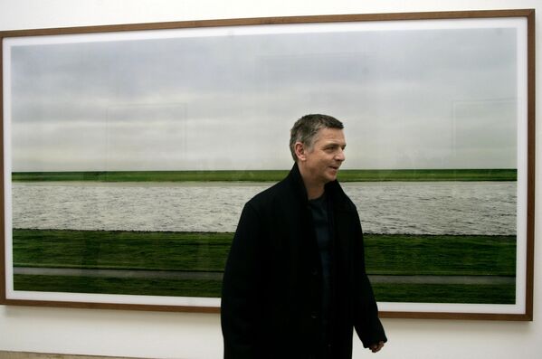 El fotógrafo alemán Andreas Gursky es uno de los artistas mejor pagados del mundo, y los principales museos de arte contemporáneo compiten por sus imágenes de varios metros de longitud. Su obra Rhein II, de 1999, se vendió en 2011 por 4.338.500 dólares. La fotografía mide 360x185 cm y se caracteriza por unas proporciones perfectas. - Sputnik Mundo