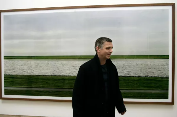 El fotógrafo alemán Andreas Gursky es uno de los artistas mejor pagados del mundo, y los principales museos de arte contemporáneo compiten por sus imágenes de varios metros de longitud. Su obra Rhein II, de 1999, se vendió en 2011 por 4.338.500 dólares. La fotografía mide 360x185 cm y se caracteriza por unas proporciones perfectas. El fotógrafo alemán Andreas Gursky es uno de los artistas mejor pagados del mundo, y los principales museos de arte contemporáneo compiten por sus imágenes de varios metros de longitud. Su obra Rhein II, de 1999, se vendió en 2011 por 4.338.500 dólares. La fotografía mide 360x185 cm y se caracteriza por unas proporciones perfectas. - Sputnik Mundo