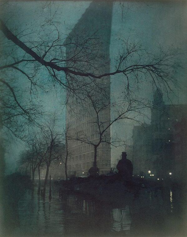 Esta fotografía del Flatiron (1904) de Edward Steichen muestra el edificio Flatiron, construido en 1902. El rascacielos Flatiron, de 22 plantas, es uno de los edificios emblemáticos de Nueva York. La obra se vendió por 11,84 millones de dólares en una subasta de Christie&#x27;s en Nueva York en 2022, convirtiéndose en la segunda fotografía más cara jamás vendida. - Sputnik Mundo