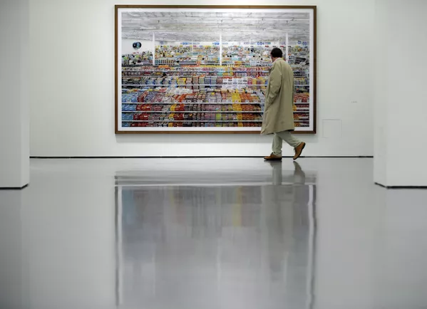 Parte del díptico de Andreas Gursky 99 céntimos (99 Cent, 1999), que representa el interior de una tienda de 99 céntimos. En 2007, las fotos se vendieron en una subasta de Sotheby's al empresario ucraniano Victor Pinchuk por 3.346.456 dólares. Parte del díptico de Andreas Gursky 99 céntimos (99 Cent, 1999), que representa el interior de una tienda de 99 céntimos. En 2007, las fotos se vendieron en una subasta de Sotheby's al empresario ucraniano Victor Pinchuk por 3.346.456 dólares. - Sputnik Mundo