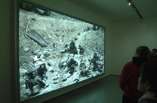 Hablan las tropas muertas (Dead Troops Talk), del fotógrafo canadiense Jeff Wall (una visión tras una emboscada a una patrulla del Ejército soviético cerca de Mokor, en Afganistán, en el invierno de 1986), expuesta en el Palazzo Grassi de Venecia (Italia).Esta fotografía monumental, creada en 1992 con técnicas de imagen digital, denuncia la brutalidad y el sinsentido de la guerra. Se vendió en 2012 en Christie&#x27;s de Nueva York por 3.666.500 dólares. - Sputnik Mundo