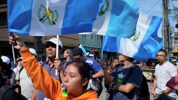 Manifestantes protestan frente al edificio de la Fiscalía General de Guatemala, en Ciudad de Guatemala, el 13 de julio de 2023  - Sputnik Mundo