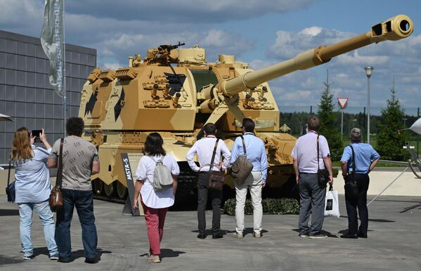 En el Foro Técnico Militar Army 2023 se ha mostrado el avanzado 2S19M1-155 Msta-S que ha obtenido cañón de 155 mm en lugar de 152 mm y tiene un mayor alcance que el modelo básico. - Sputnik Mundo