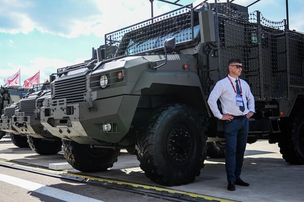 El vehículo blindado AMN-BPV KamAZ-4385-0000355. Su blindaje protege contra las balas de armas ligeras, los fragmentos de proyectiles de 152 mm y 155 mm, así como minas y artefactos explosivos improvisados. - Sputnik Mundo