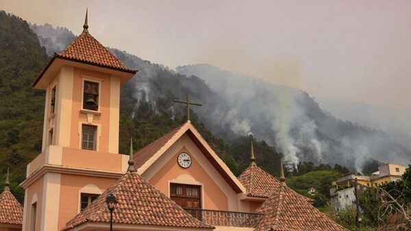 La isla canaria de Tenerife, España, se ve vulnerada por incendios forestales - Sputnik Mundo