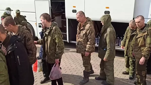 Militares rusos regresan del cautiverio en territorio controlado por Kiev - Sputnik Mundo