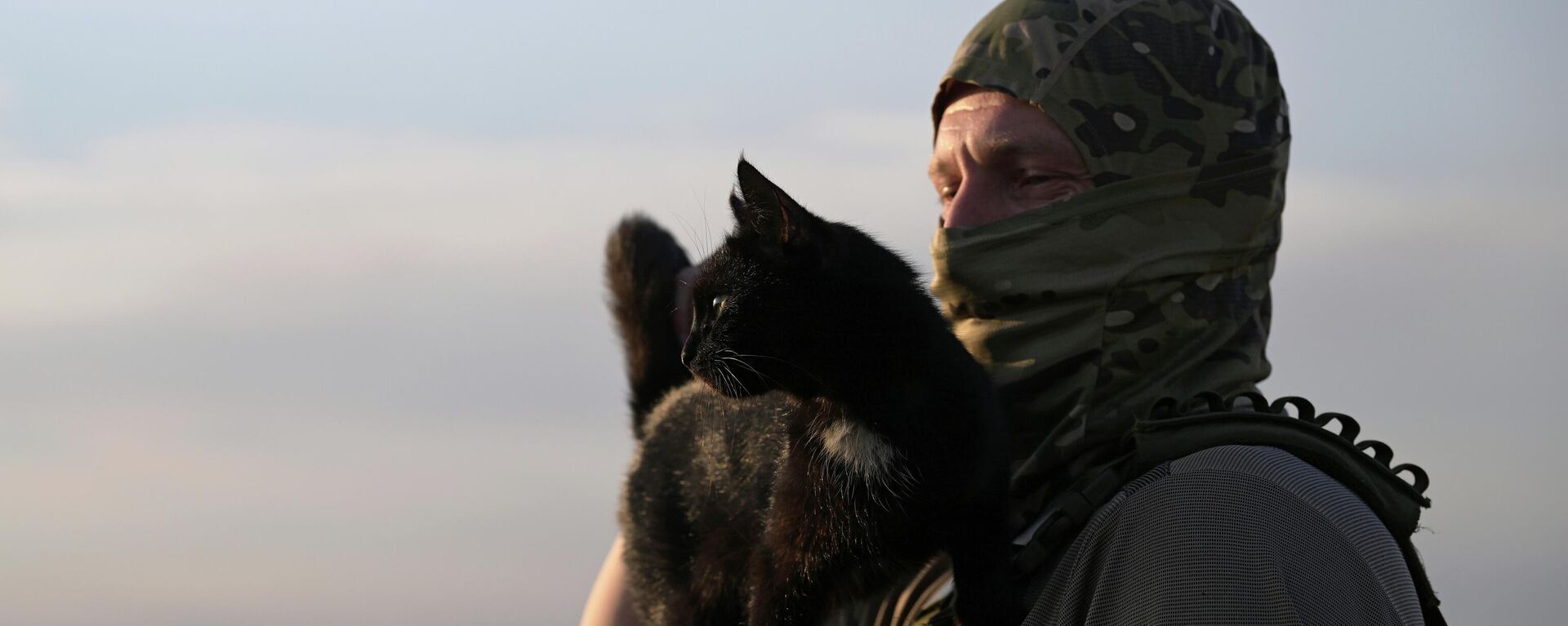 Военнослужащий группы поисково-спасательной службы во время занятий по тактической и медицинской подготовке в зоне СВО - Sputnik Mundo, 1920, 21.08.2023