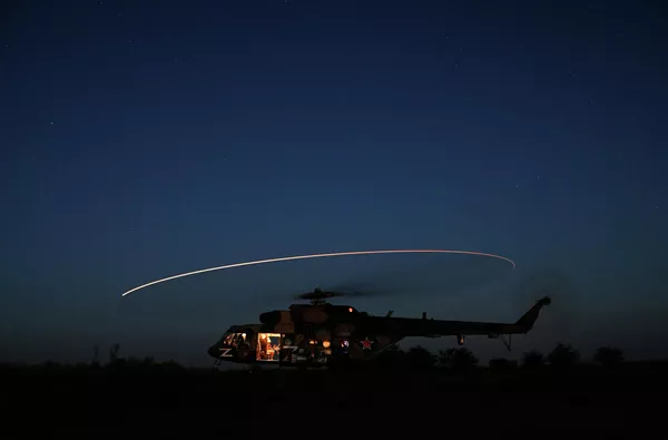 En cualquier momento del día puede ocurrir alguna misión.En la foto: un Mi-8 ruso en misión de combate en la zona de la operación militar especial. - Sputnik Mundo