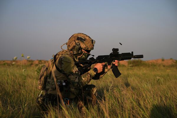 Además de cubrir a los helicópteros de ataque, las tareas de misión de los equipos de fuego de apoyo incluyen el reconocimiento visual y el patrullaje del terreno.En la foto: un militar durante un entrenamiento táctico y médico. - Sputnik Mundo