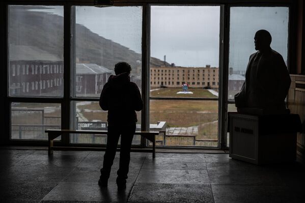 En 1947 Noruega reconoció los intereses económicos especiales de la URSS en la región.En la foto: escultura de Lenin en un complejo deportivo y de conciertos abandonado en la ciudad de Pyramiden, en la isla de Svalbard. - Sputnik Mundo