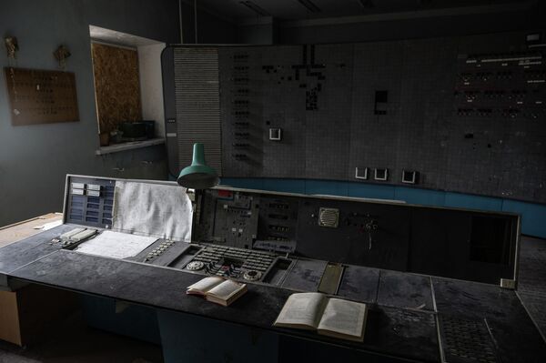 La Unión Soviética explotaba minas de carbón y desarrollada la pesca, pero con su colapso se interrumpieron las cadenas de suministro, los residentes se mudaron y muchos asentamientos cayeron en el abandono.En la foto: oficina de una mina de carbón abandonada en la localidad de Pyramiden, en la isla de Svalbard. - Sputnik Mundo