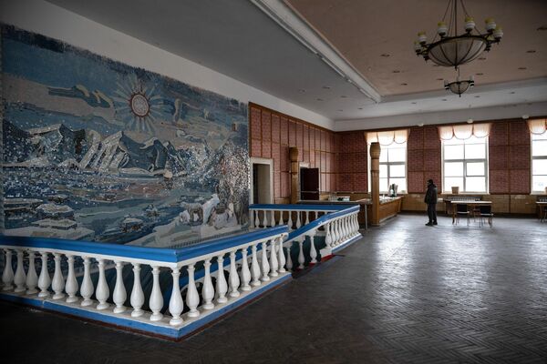 En la actualidad, Rusia tiene dos asentamientos en Svalbard: Barentsburg (unas 500 personas) y el centro científico Pyramiden (hasta 50 personas en verano).En la foto: el interior de un centro cultural abandonado en la localidad de Pyramiden, en la isla de Svalbard. - Sputnik Mundo