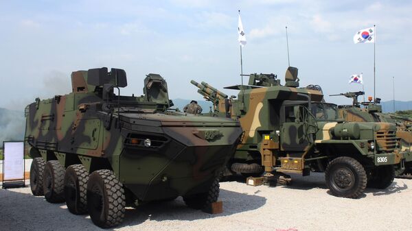 Exhibición de equipo militar como parte de un ejercicio en el campo de entrenamiento en Corea del Sur (archivo) - Sputnik Mundo