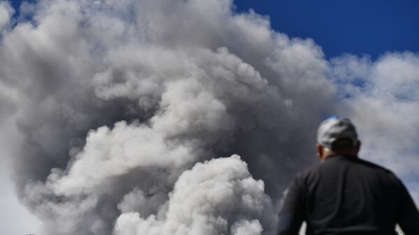 Volcán más activo de Perú registra nueva explosión de gran magnitud - Sputnik Mundo