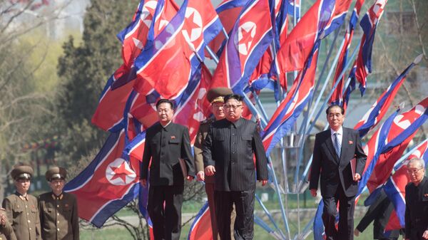 El Líder norcoreano Kim Jong-Un, en el centro, participa en la ceremonia de apertura de un nuevo complejo residencial en la calle Ryomyong, en Pyongyang. - Sputnik Mundo