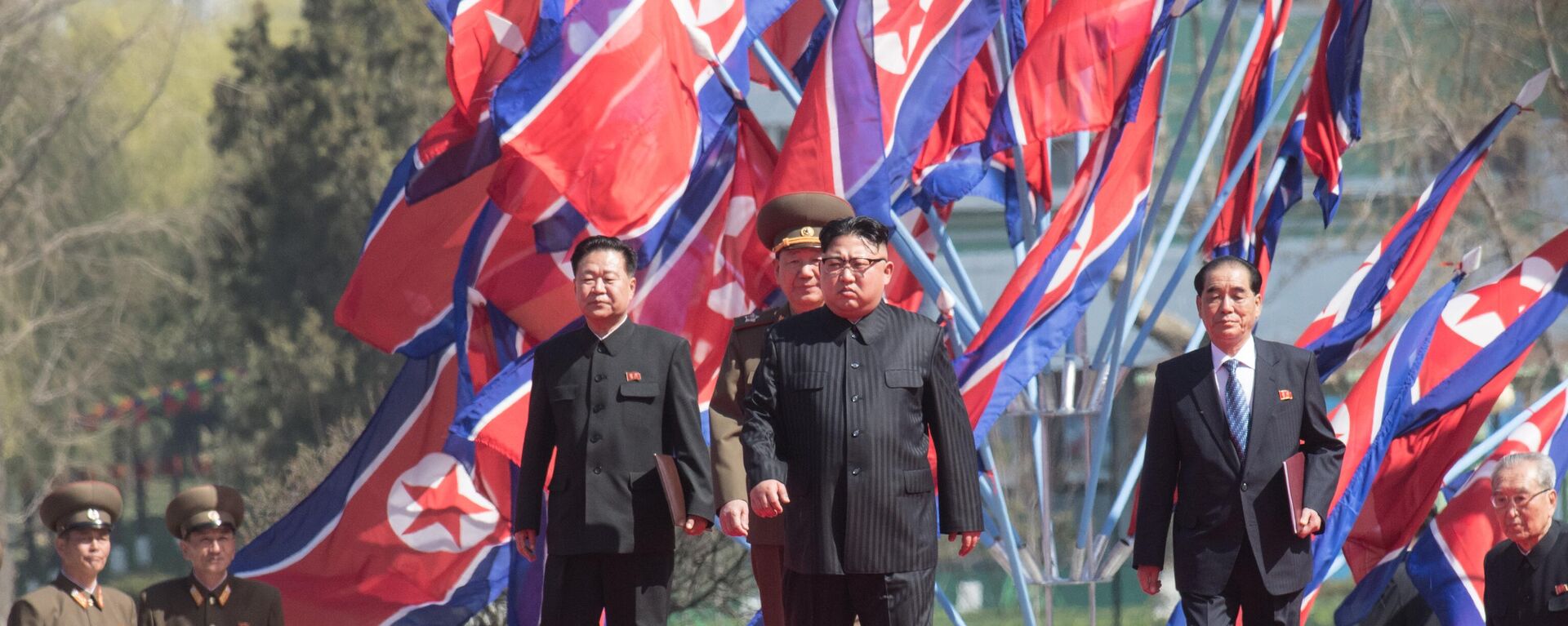 El Líder norcoreano Kim Jong-Un, en el centro, participa en la ceremonia de apertura de un nuevo complejo residencial en la calle Ryomyong, en Pyongyang. - Sputnik Mundo, 1920, 22.08.2023