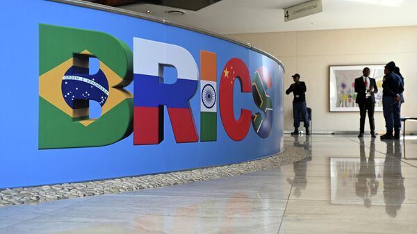 Logotipo de los BRICS en Johannesburgo - Sputnik Mundo