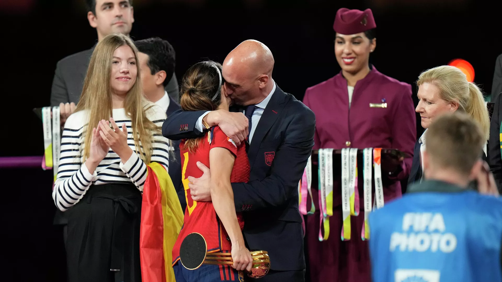 El presidente de la federación española de fútbol, Luis Rubiales, abraza a la española Aitana Bonmati en el podio tras la victoria de España en la final de la Copa del Mundo Femenina, el 20 de agosto de 2023 El presidente de la federación española de fútbol, Luis Rubiales, abraza a la española Aitana Bonmati en el podio tras la victoria de España en la final de la Copa del Mundo Femenina, el 20 de agosto de 2023 - Sputnik Mundo, 1920, 23.08.2023