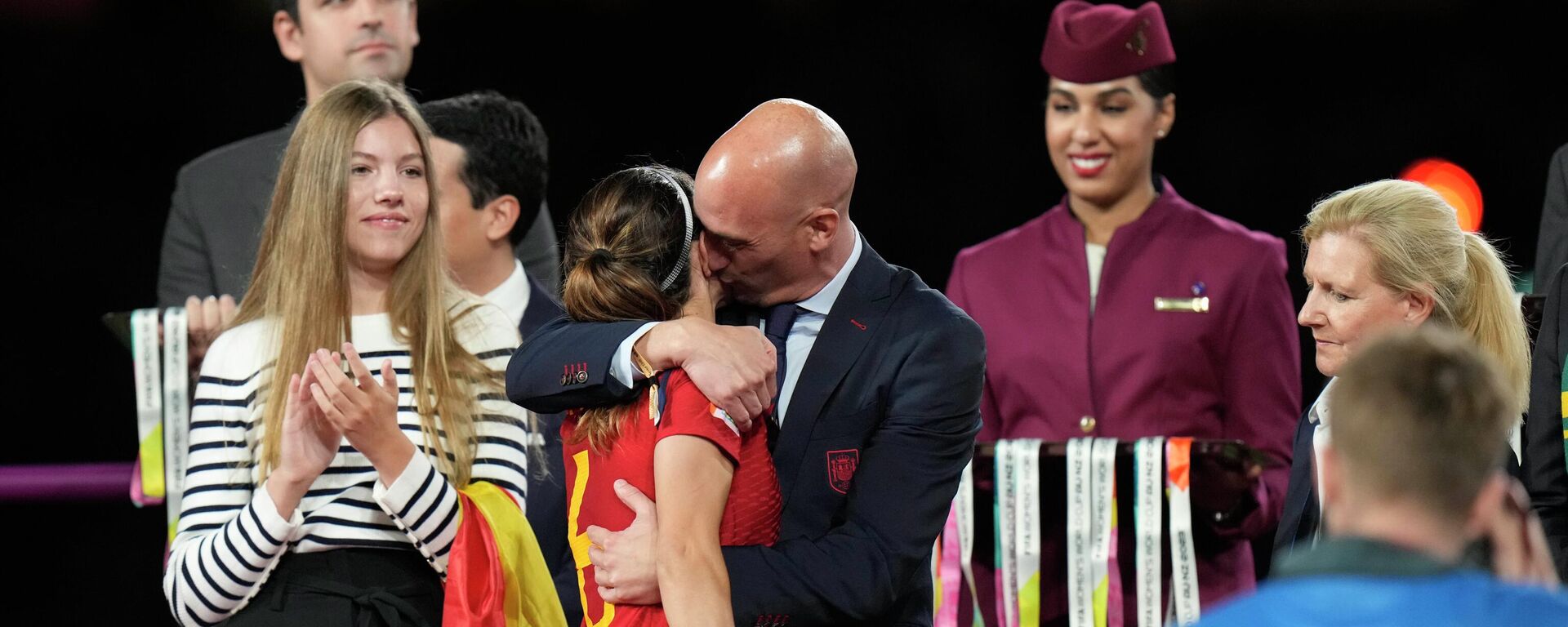 El presidente de la federación española de fútbol, Luis Rubiales, abraza a la española Aitana Bonmati en el podio tras la victoria de España en la final de la Copa del Mundo Femenina, el 20 de agosto de 2023 El presidente de la federación española de fútbol, Luis Rubiales, abraza a la española Aitana Bonmati en el podio tras la victoria de España en la final de la Copa del Mundo Femenina, el 20 de agosto de 2023 - Sputnik Mundo, 1920, 23.08.2023