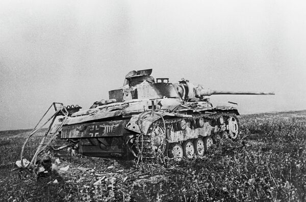 Un tanque nazi alcanzado cerca de la estación de Prokhorovka durante la batalla de Kursk en 1943 - Sputnik Mundo