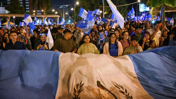 Simpatizantes del candidato presidencial guatemalteco por el partido Semilla, Bernardo Arévalo, celebran los resultados de la segunda vuelta de las elecciones presidenciales en Ciudad de Guatemala, el 20 de agosto de 2023. - Sputnik Mundo