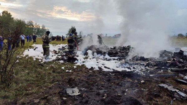 Personal del Ministerio de Emergencias de Rusia extingue un incendio en el lugar donde se estrelló un avión privado Embraer en la región de Tver.  - Sputnik Mundo