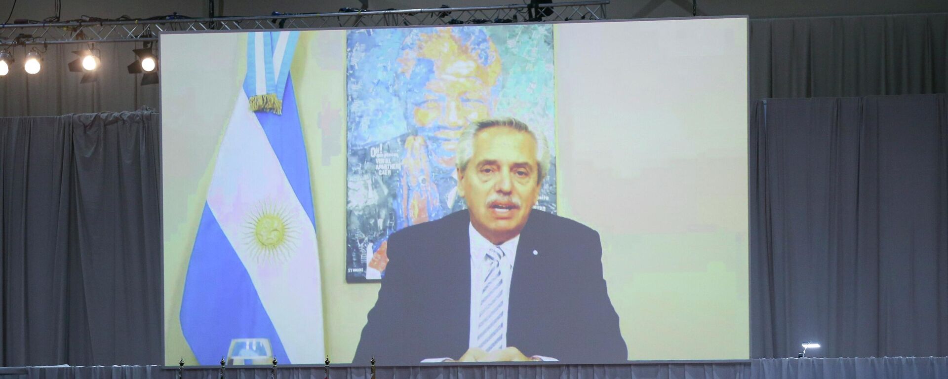 El presidente argentino, Alberto Fernández, habla en videoconferencia durante la cumbre de los BRICS en Sudáfrica - Sputnik Mundo, 1920, 24.08.2023