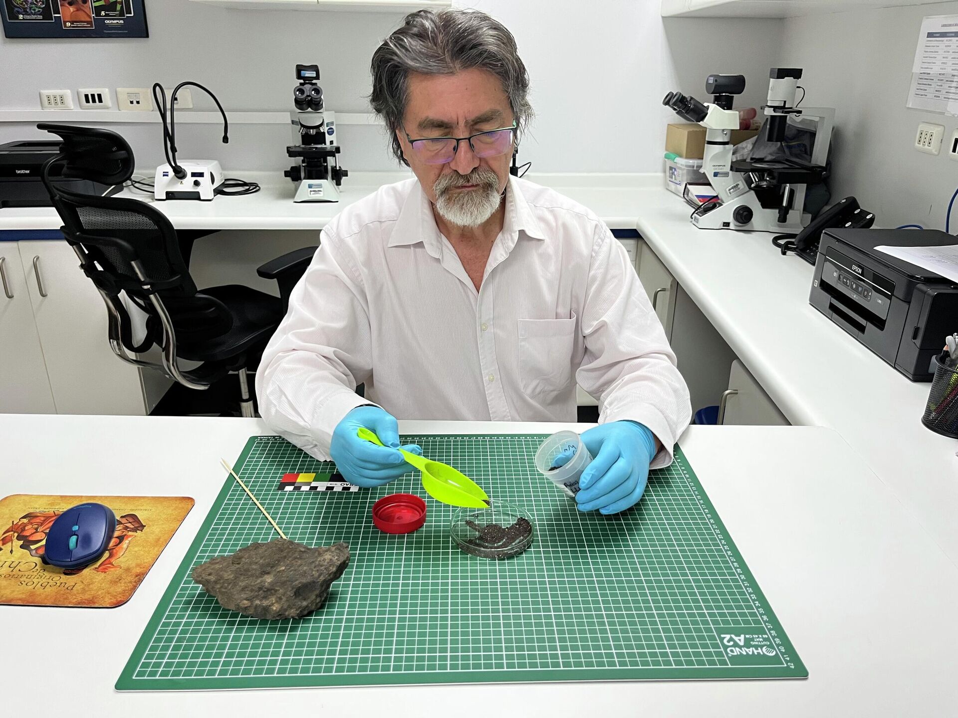 El antropólogo Bernardo Arriaza en el laboratorio - Sputnik Mundo, 1920, 24.08.2023