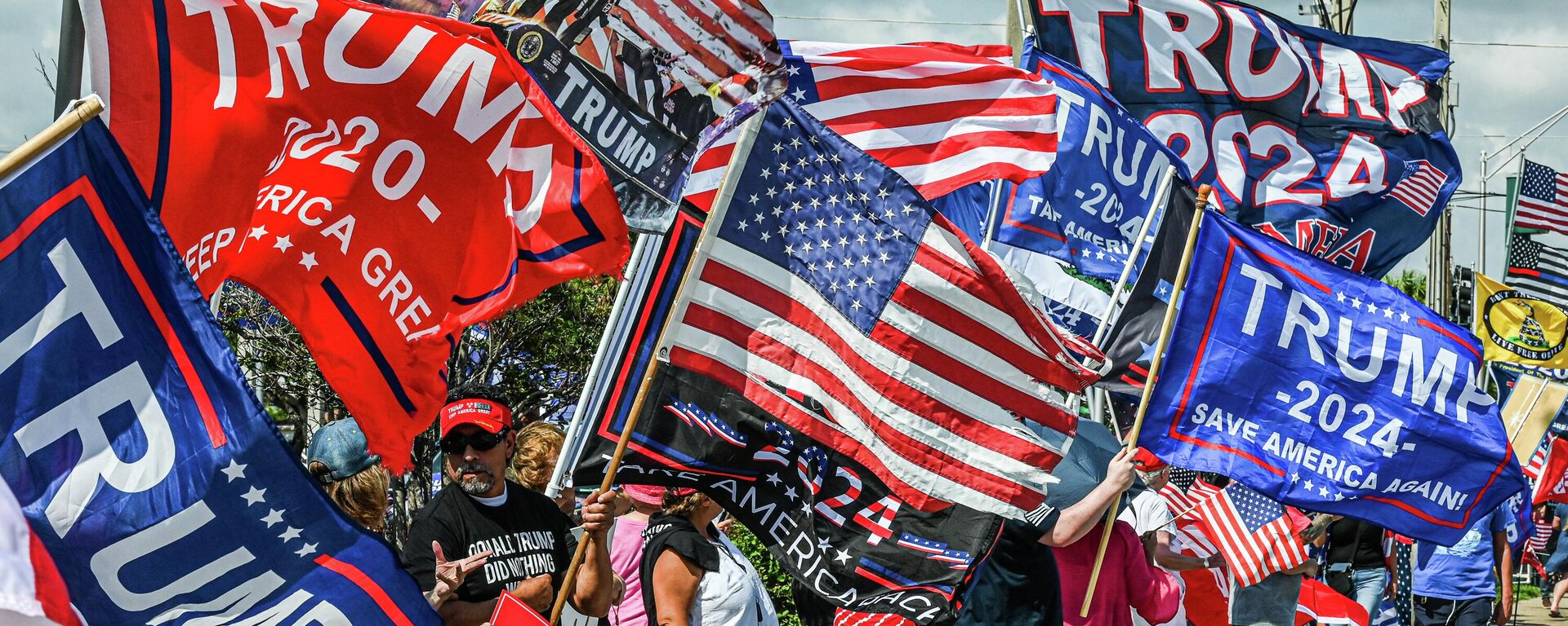 Partidarios del expresidente estadounidense Donald Trump esperan la caravana que le llevará al aeropuerto internacional de Palm Beach en West Palm Beach, Florida, el 3 de abril de 2023 - Sputnik Mundo, 1920, 25.08.2023