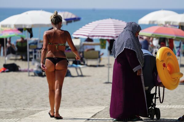 Mujeres en la playa de Ostia, cerca de la capital italiana de Roma. Otra ola de calor azota Italia, con termómetros que alcanzan los 37 grados. Mujeres en la playa de Ostia, cerca de la capital italiana de Roma. Otra ola de calor azota Italia, con termómetros que alcanzan los 37 grados. - Sputnik Mundo