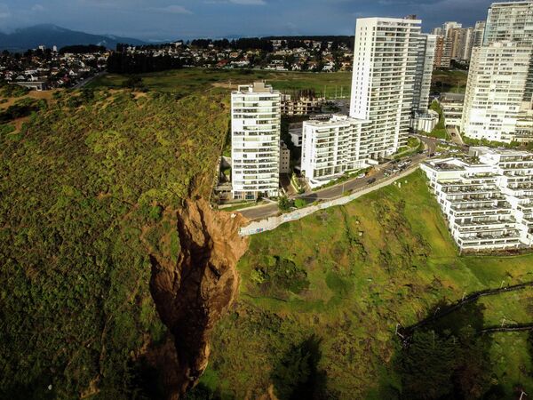 Un edificio residencial de la ciudad chilena de Valparaíso se encuentra al borde de un precipicio debido a un deslizamiento de tierras. Un edificio residencial de la ciudad chilena de Valparaíso se encuentra al borde de un precipicio debido a un deslizamiento de tierras. - Sputnik Mundo