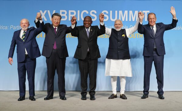El presidente brasileño Lula da Silva, el jefe de Estado chino Xi Jinping, el mandatario sudafricano Cyril Ramaphosa, el primer ministro indio Narendra Modi y el ministro de Exteriores ruso Serguéi Lavrov en la Cumbre de los BRICS en Johannesburgo, 2023. El presidente brasileño Lula da Silva, el jefe de Estado chino Xi Jinping, el mandatario sudafricano Cyril Ramaphosa, el primer ministro indio Narendra Modi y el ministro de Exteriores ruso Serguéi Lavrov en la Cumbre de los BRICS en Johannesburgo, 2023. - Sputnik Mundo