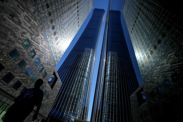 Un edificio de oficinas en el centro de negocios de Pekín, China. Un edificio de oficinas en el centro de negocios de Pekín, China. - Sputnik Mundo