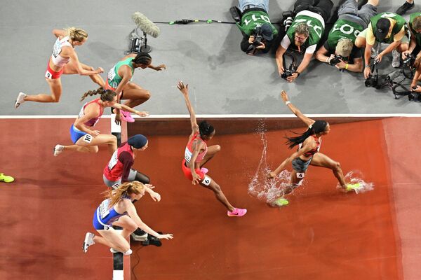 Atletas compiten en los 3.000 metros con obstáculos del Campeonato Mundial de Atletismo de Budapest, Hungría. Atletas compiten en los 3.000 metros con obstáculos del Campeonato Mundial de Atletismo de Budapest, Hungría. - Sputnik Mundo