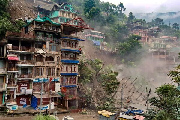 Consecuencias de los deslizamientos de tierra en Kullu, la India. Consecuencias de los deslizamientos de tierra en Kullu, la India. - Sputnik Mundo